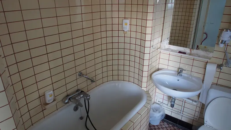 Älteres Badezimmer mit weissen Metro-Wandfliesen