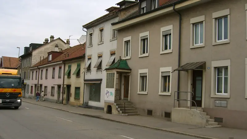 Plattenleger Basel und Baselland: Wohnhäuser an einer Strasse in Allschwil