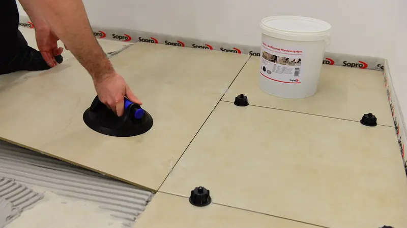 Plattenleger Region Basel: Plattenleger richtet grossformatige Bodenplatten mit einem Nivelliersystem aus